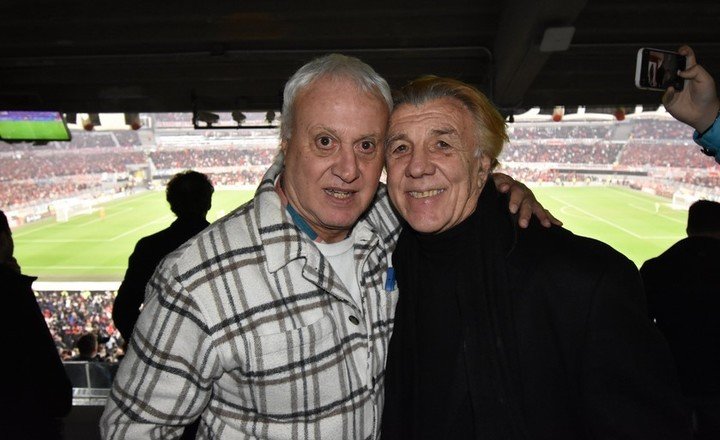 Mostaza Merlo y el Beto Alonso en el Monumental. Prensa River.