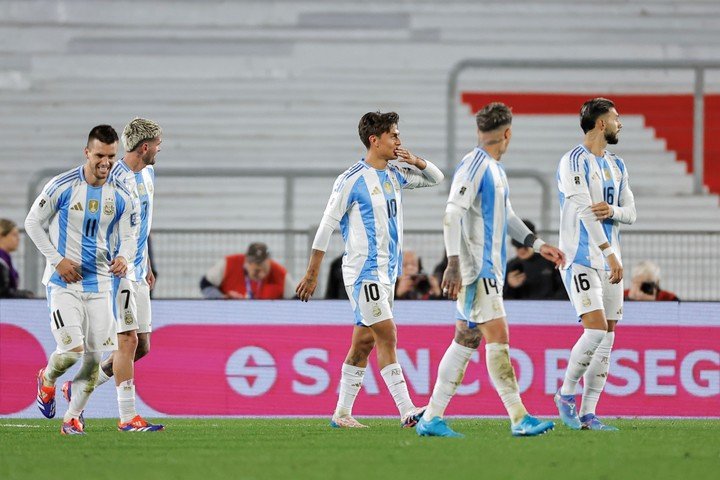 Dybala festeja el gol ante Chile con la 10, ante la ausencia de Messi (EFE).