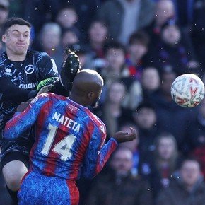 La durísima sanción que le darían a Liam Roberts por la patada voladora sobre Mateta