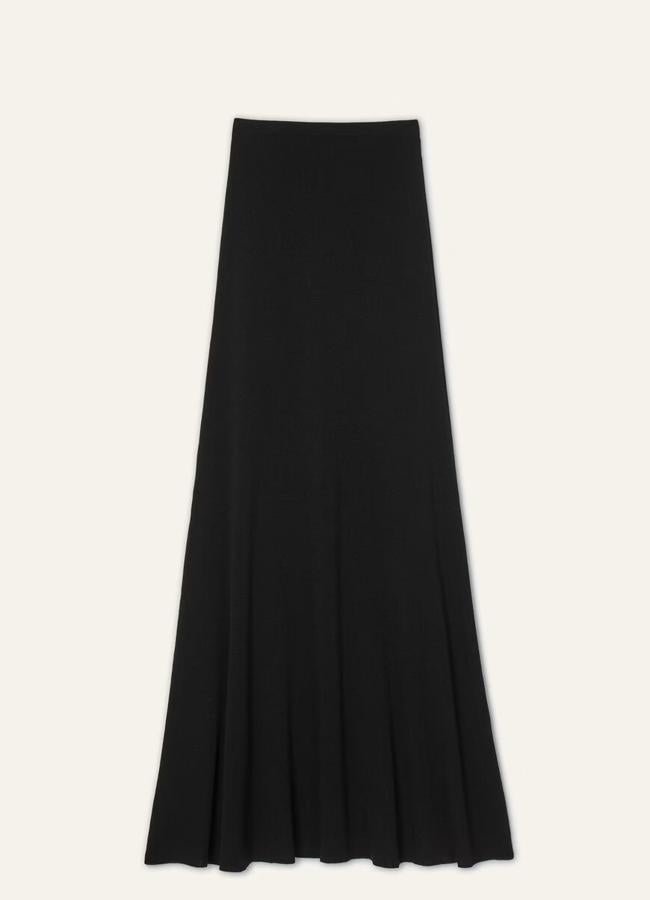 Falda columna satinada en negro de ba&sh, 185 euros.