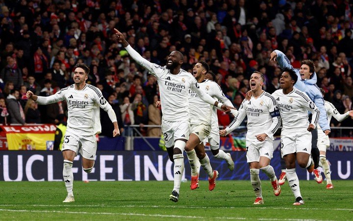 El Real Madrid, festeja su clasificación a cuartos. REUTERS/Juan Medina