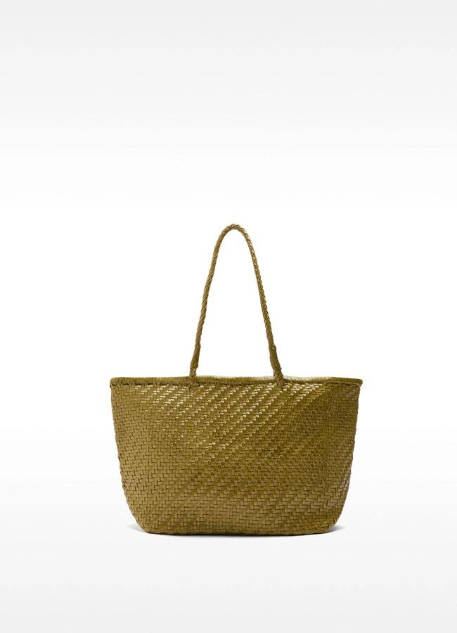 Bolso trenzado en verde de Parfois (99,95 euros).