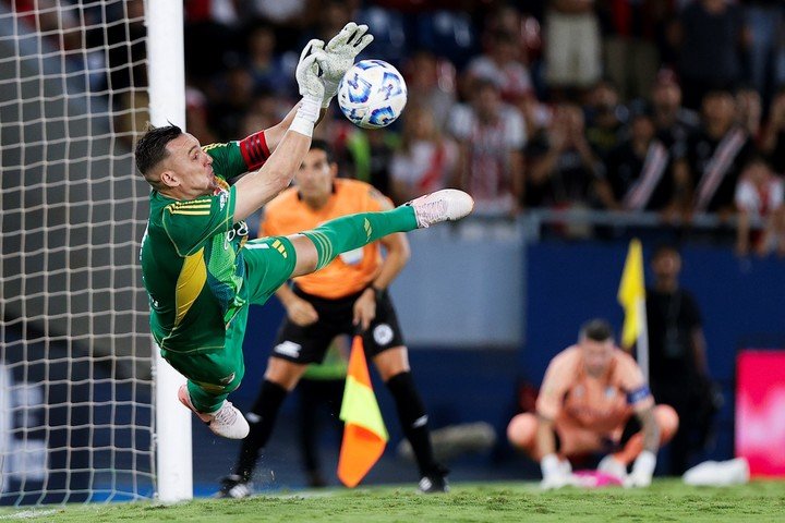 Franco vuela y ataja con firmeza: se lució aunque a River no le alcanzó. EFE.