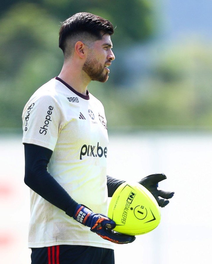 Agustín Rossi y la pelota (casi) triangular. (foto Prensa Flamengo)