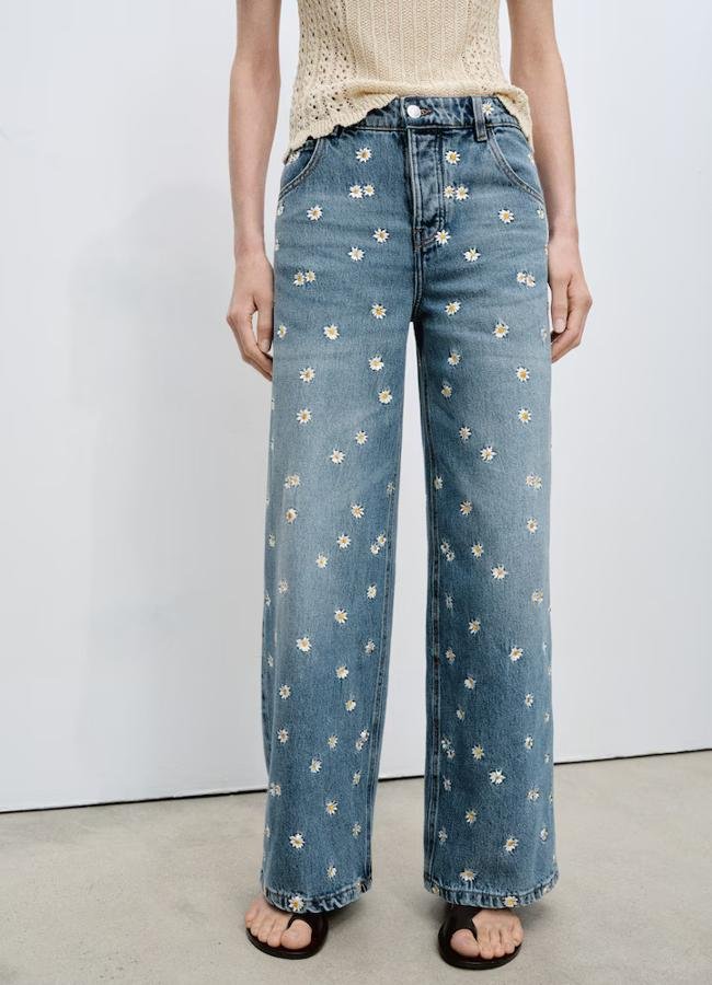 Vaquero con detalle de margaritas de Mango (49,99 euros).