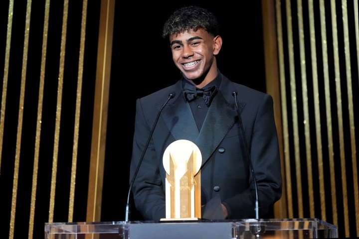 Lamine y el trofeo Kopa, en la gala del Balón de Oro. (Foto: AP)