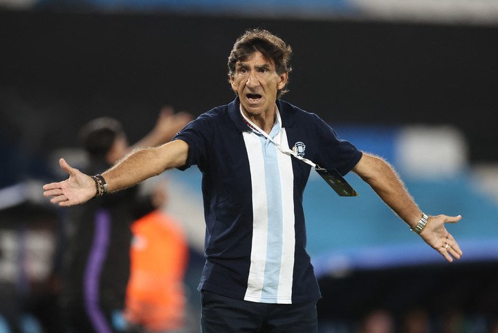 Racing, bajo la dirección técnica de Gustavo Costas, se encuentra en la décima posición la Zona A (AFP).