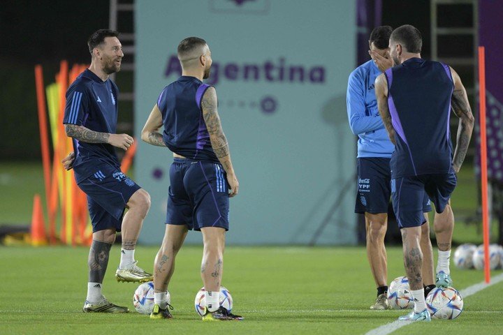 Messi, el Papu Gómez, De Paul y Scaloni. (Foto: AFP)