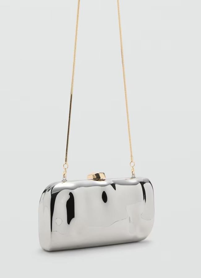 Bolso rígido con textura y cadena de Mango.