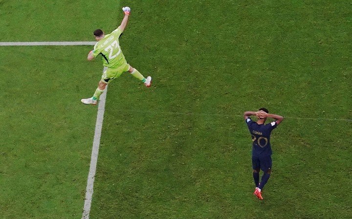 Dibu le ataja el penal a Coman en la serie.