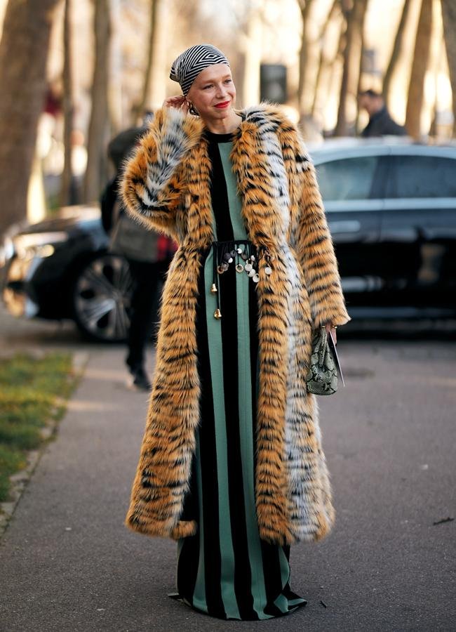 Mujer con look con mezcla de estampados