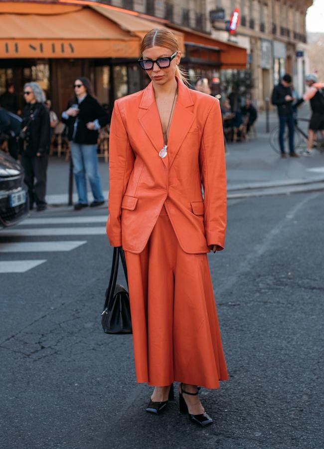 Mujer con total look naranja/LAUNCHMETRICS SPOTLIGHT