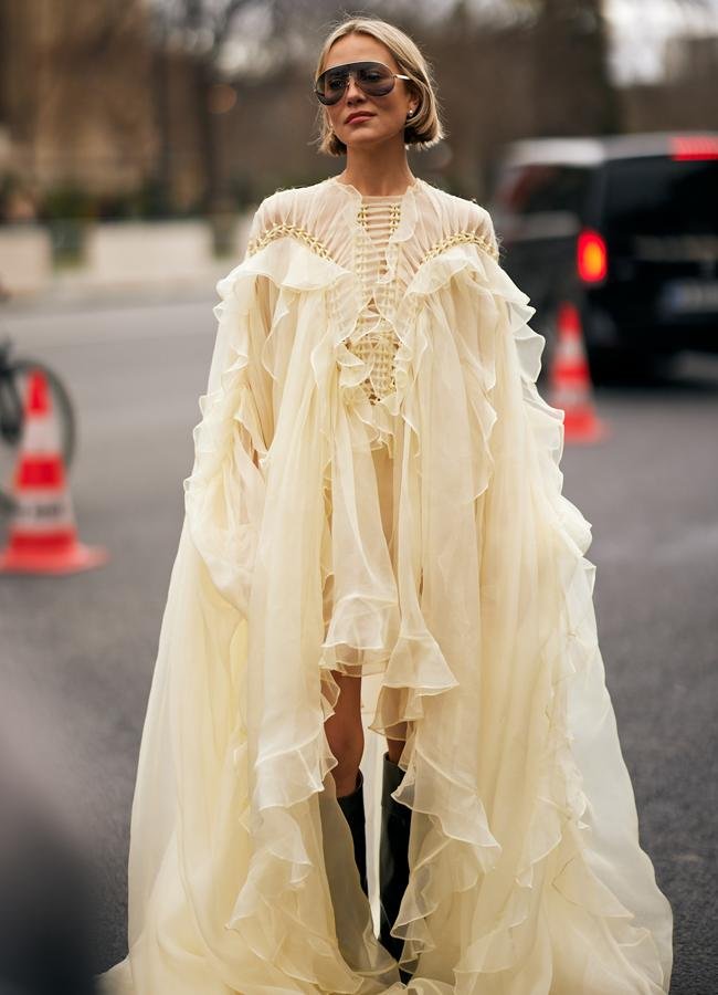 Mujer con vestido de volantes/LAUNCHMETRICS SPOTLIGHT