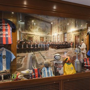 Desde la de San Lorenzo hasta las de Messi, Maradona, Colegiales y Almirante Brown: la infinita colección de camisetas con las que posó el Papa Francisco 