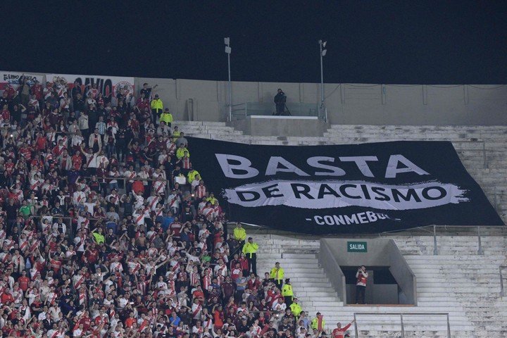 La bandera de 'Basta de Racismo' en el Monumental.