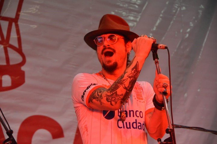 Daniel Osvaldo canta con la camiseta de Huracán.