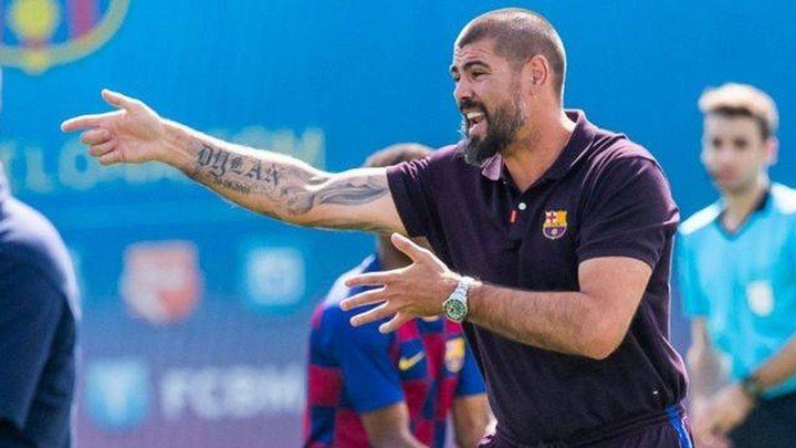 Victor Valdés entrenando las inferiores del Barcelona.