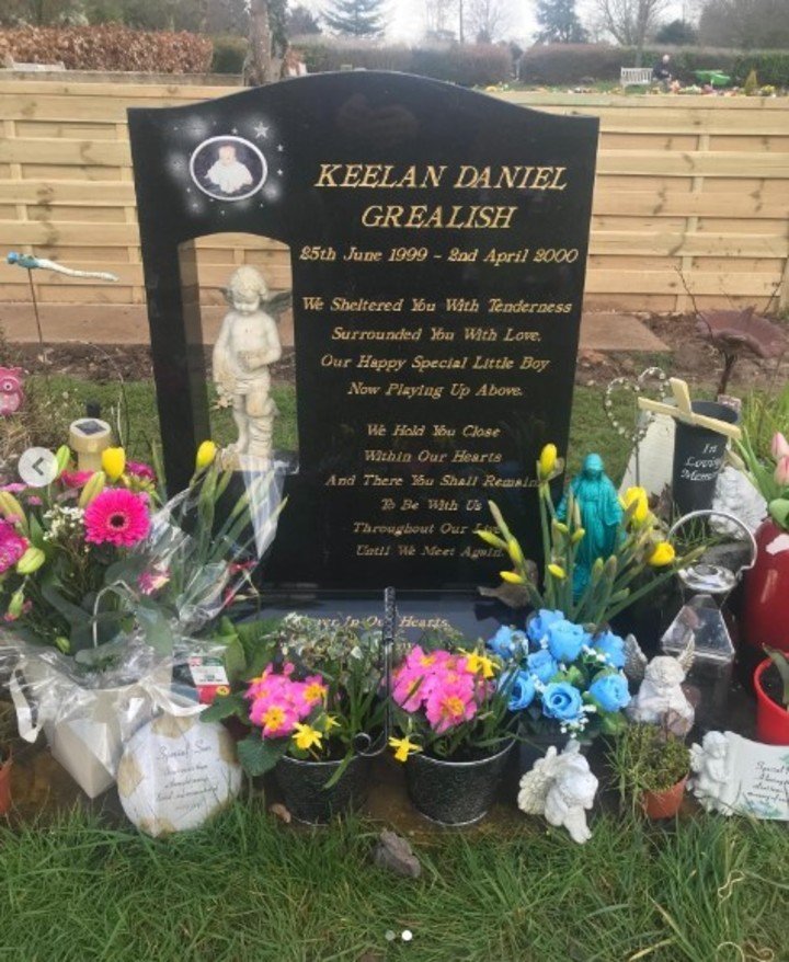 Grealish compartió una foto de la tumba de su pequeño hermano.