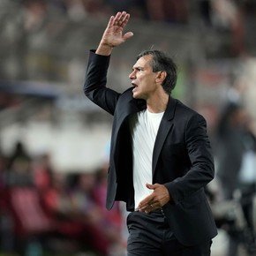 La bronca del DT de Universitario con el árbitro tras caer vs. River: "Para un lado, eran falta..."