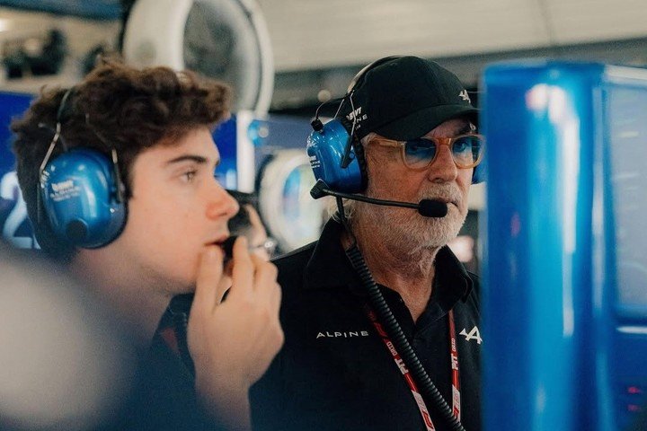 Franco Colapinto junto a Flavio Briatore en el box de Alpine en China.