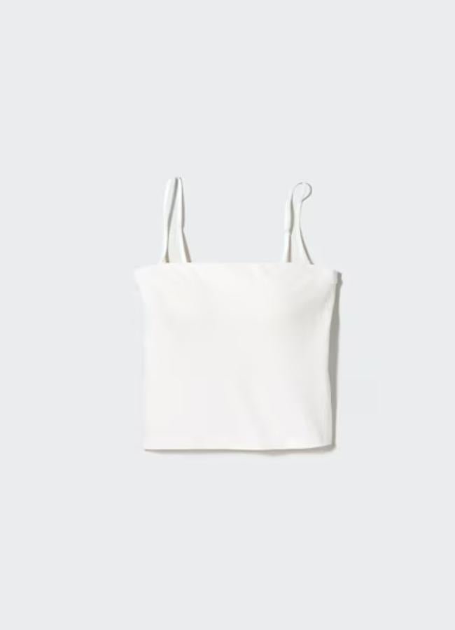 Top blanco con sujetador integrado de Uniqlo (24,90 euros)
