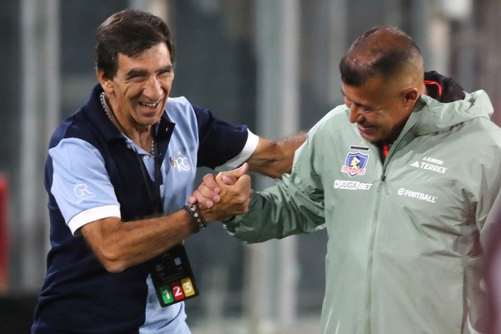 Futbol, Colo Colo vs Racing.
Fase de grupos, Copa Libertadores.
Jonnathan Oyarzun/Photosport Football, Colo Colo vs Racing.
Group stage, Copa Libertadores 2025.
Colo Colo’s head coach Jorge Almiron is pictured next to Gustavo Costas Racing during the copa libertadores match for group E at the Monumental stadium in Santiago, Chile.
22/04/2024
Jonnathan Oyarzun/Photosport