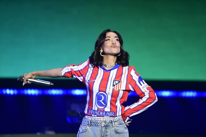 María Becerra ft. Atlético de Madrid. (FOTO: Atlético)