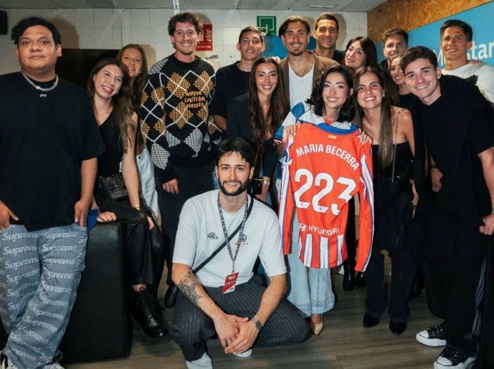 Las figuras del Atlético Madrid con sus parejas y María Becerra. (FOTO: Bárbara Occhiuzzi)