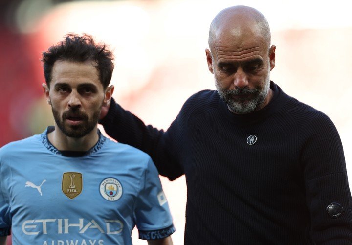 Pep y Bernardo Silva luego del empate vs. Manchester United.
EFE/EPA/ADAM VAUGHAN