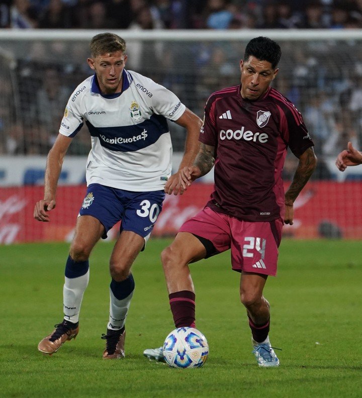 Enzo Pérez jugó los 90' el viernes en La Plata y tiene que llegar óptimo contra Boca (Foto: Juano Tesone).