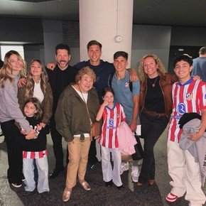 La foto familiar de los Simeone tras golear 3-0 al Rayo Vallecano