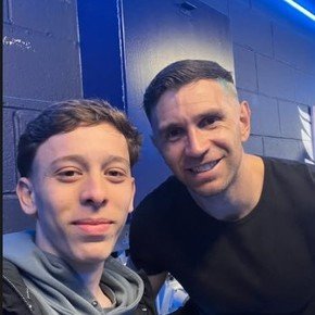¿Quién es el joven que se sacó una selfie con Dibu Martínez?