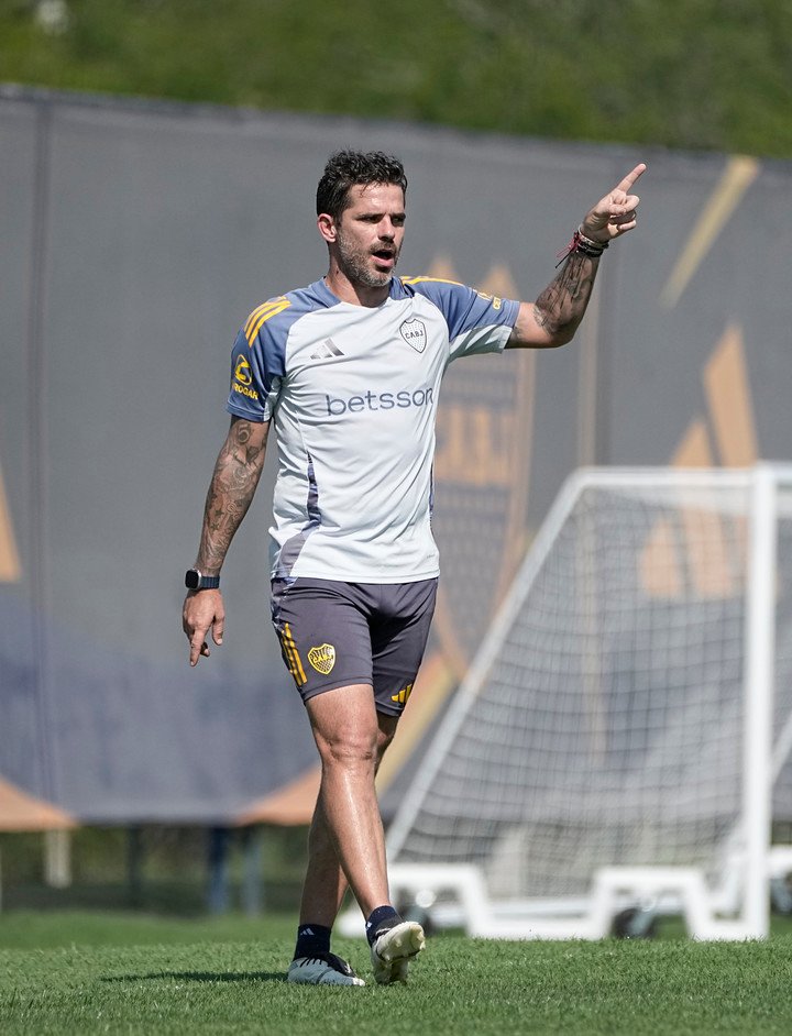 El DT, a pura indicación, en el predio de Ezeiza. (Prensa Boca)