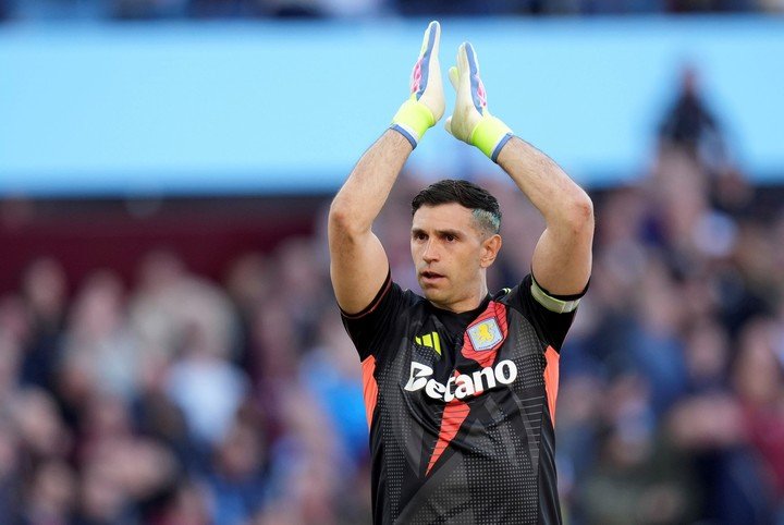 Martínez, arquero emblema de este Aston Villa. (AP)