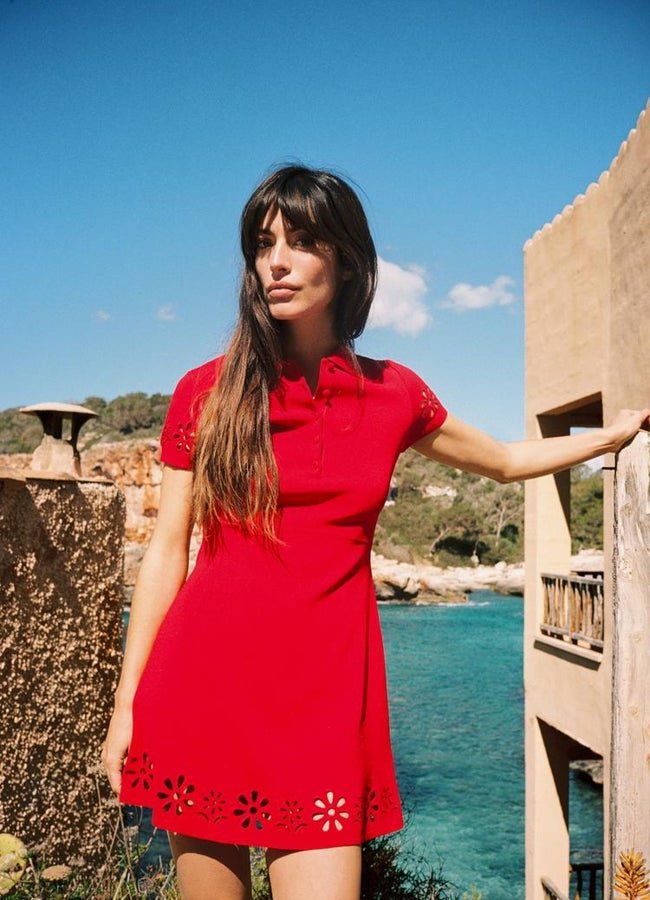 Vestido corto rojo de Zara.
