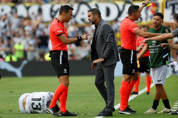 Tello y Falcón Pérez, como juez principal y cuarto árbitro, en la final de la última Libertadores. EFE/ Antonio Lacerda
