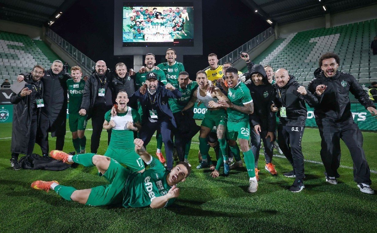 Jugadores y cuerpo técnico del Ludogorets celebran tras su décimo cuarto título local consecutivo. (FOTO: Prensa Ludogorets).