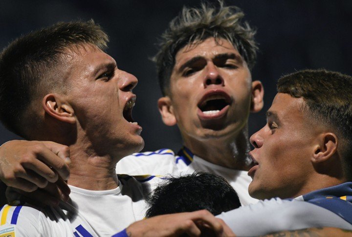 Nacho, en el festejo del gol de Zenón. Luego entró a sumar minutos. (Fotobaires)