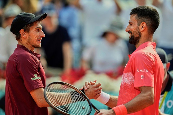 Novak Djokovic saluda a Matteo Arnaldi, su vencedor (AP).
