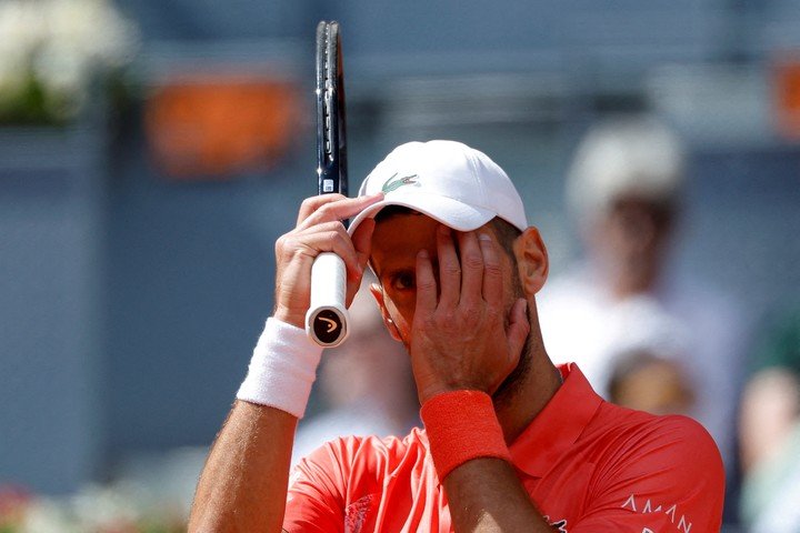 Djokovic sufre en la cancha (Reuter).