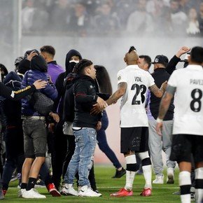 Tragedia en Chile: dos muertos, invasión y partido entre Colo Colo y Fortaleza suspendido