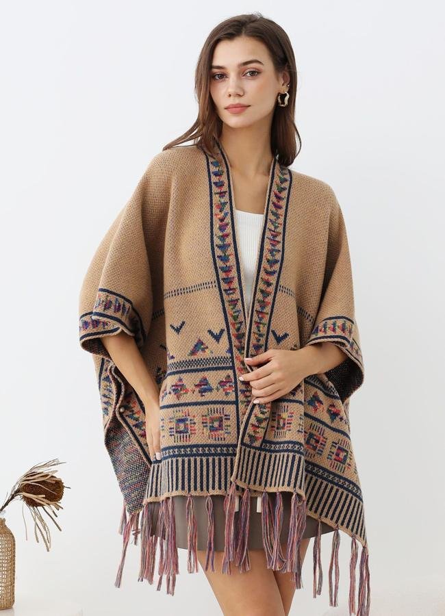 Poncho de flecos con bordados