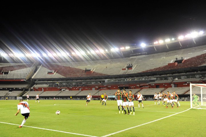 Juanfer, pateando un tiro libre en uno de los dos partidos que River jugó sin público en la Libertadores 2019 (Juano Tesone). 