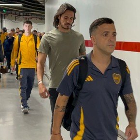 Modo capitán: Edinson Cavani con el plantel en la llegada al Monumental