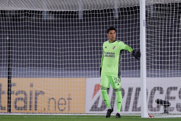 Enzo cuidando los palos de un Monumental vacío (EFE).