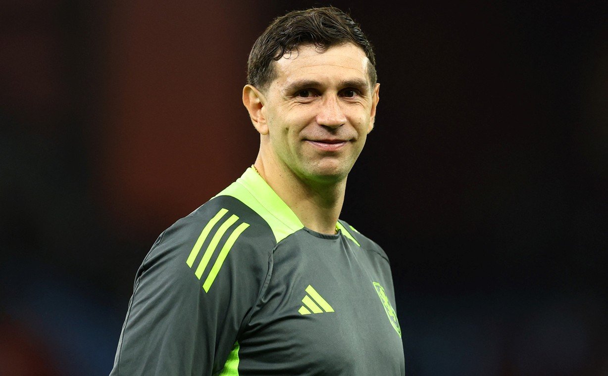 El Dibu Martínez luchará por clasificar a la Champions League en la última fecha de la Premier. (FOTO: REUTERS).