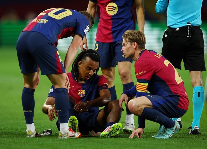 Koundé será baja en el Barcelona (REUTERS/Albert Gea).