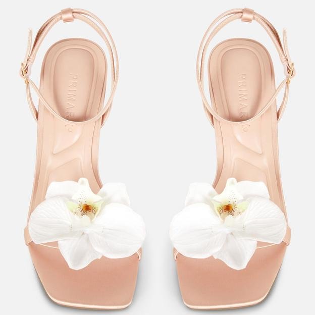 Estas sandalias llevan una flor en el empeine.