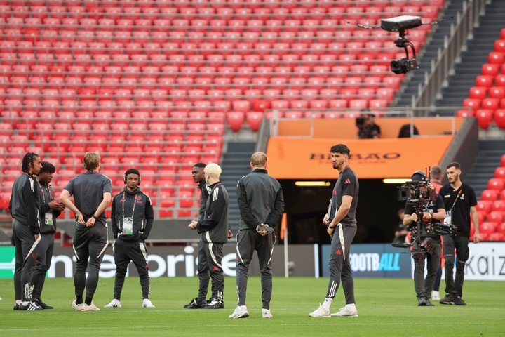 Los jugadores del Manchester United durante el reconocimiento del terreno de juego. (EFE)