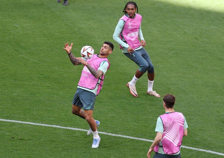 El Cuti Romero en el entrenamiento del Tottenham previo a la final. (REUTERS)